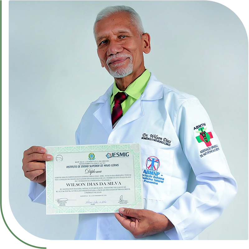 Wilson Dias com certificado em mãos